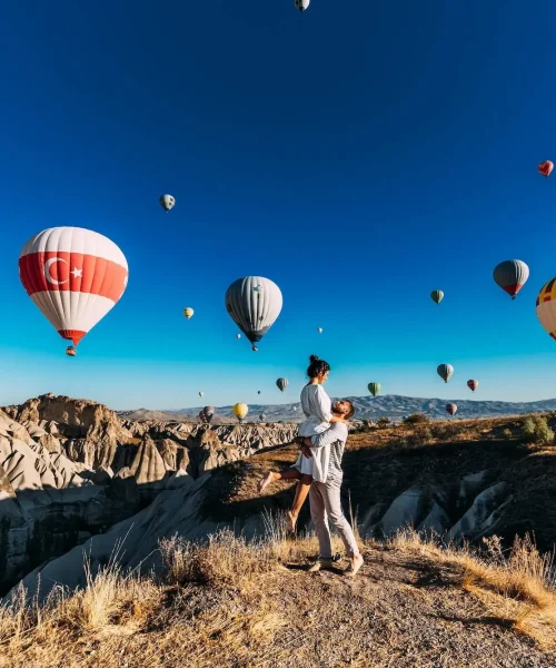 happy-couple-in-cappadocia-the-man-proposed-to-the-girl-honeymoon-in-cappadocia-2